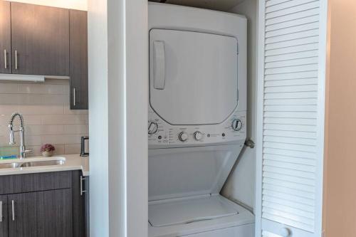 シカゴにあるMcCormick Place 420 friendly 3Br/2Ba with optional Parkingのキッチン(白い洗濯機、乾燥機付)