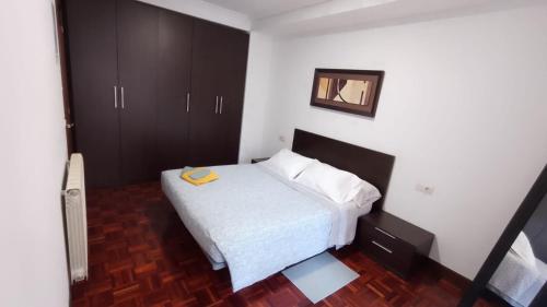 um quarto com uma cama com um livro amarelo em CASA DORMILATERIA - Habitación em Pamplona