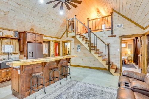 Η κουζίνα ή μικρή κουζίνα στο Peaceful Hikers Hideaway with Deck on 1 Acre!