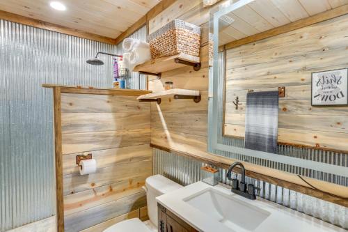 Ένα μπάνιο στο Peaceful Hikers Hideaway with Deck on 1 Acre!