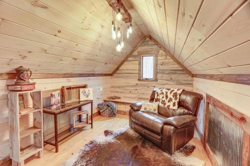 Χώρος καθιστικού στο Peaceful Hikers Hideaway with Deck on 1 Acre!