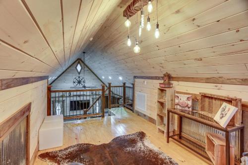 Φωτογραφία από το άλμπουμ του Peaceful Hikers Hideaway with Deck on 1 Acre! σε Rising Fawn
