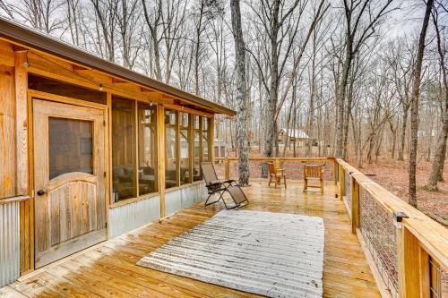Φωτογραφία από το άλμπουμ του Peaceful Hikers Hideaway with Deck on 1 Acre! σε Rising Fawn