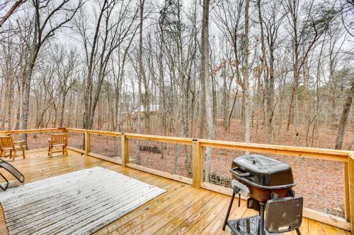 Μπαλκόνι ή βεράντα στο Peaceful Hikers Hideaway with Deck on 1 Acre!