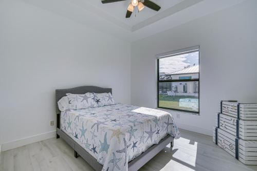 um quarto com uma cama e uma janela em Waterfront Cape Coral Home with Pool and Boat Dock! em Cape Coral
