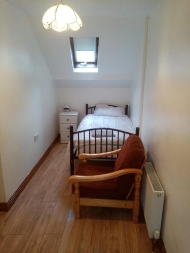 um pequeno quarto com uma cama e uma janela em 33 Steepleview em Trim