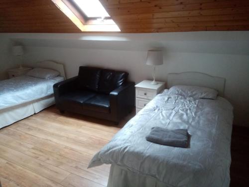um quarto com uma cama e uma cadeira preta em 33 Steepleview em Trim
