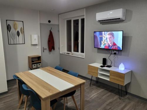 TV a/nebo společenská místnost v ubytování BONHEUR