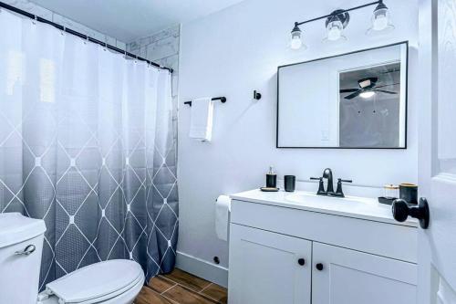 a bathroom with a toilet and a sink and a shower at Phoenix Retreat - 1 Bedroom King Suite with 2 Smart TVs - 10 min from Airp - Unit B in Phoenix