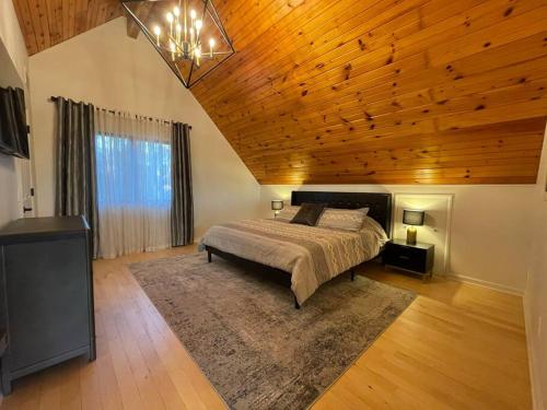 um quarto com uma cama e um tecto de madeira em Tranquil Waterside Oasis em Benton Harbor