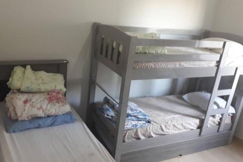 - une chambre avec deux lits superposés et un lit dans l'établissement Casa dos Bento, à Contagem