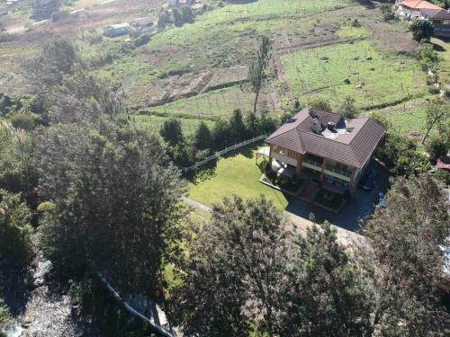 an aerial view of a house on a hill at Rancho Ecoturistico Grevillea 