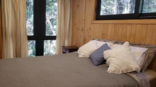 Postel nebo postele na pokoji v ubytování Cabaña Bosque Rio