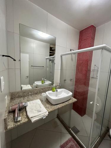 y baño con lavabo y ducha. en Apartamento Perto Da Praia 1, en Río de Janeiro