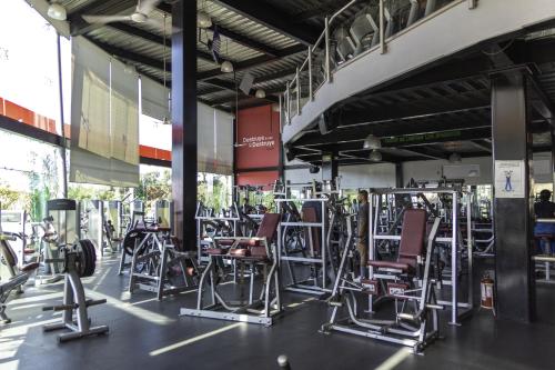 une salle de sport avec de nombreuses chaises et machines dans l'établissement María Isabel Colima, à Colima