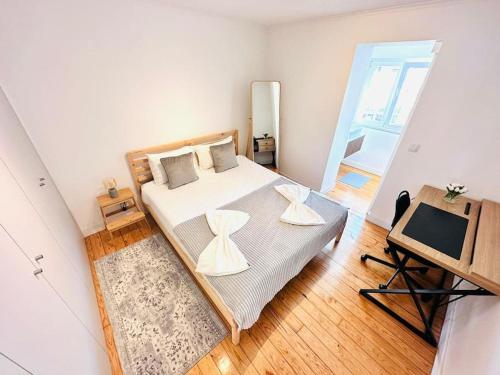 Cette chambre comprend un lit avec deux oreillers et une télévision. dans l'établissement Lisbon City Center flat for 6 pp, à Lisbonne