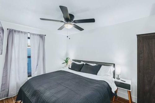 Un dormitorio con una cama con ventilador de techo. en Phoenix Retreat - 2 Bedroom Home with King-Size Bed - 3 Smart TVs - 10 min from Airp - Unit A, en Phoenix