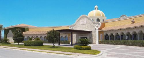 un bâtiment avec une mosquée dotée d'un dôme dans l'établissement Quinta Real Saltillo, à Saltillo