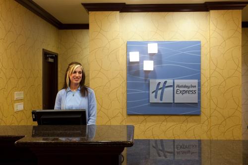 a woman standing at a desk with a computer at Holiday Inn Express & Suites Frazier Park by IHG in Lebec