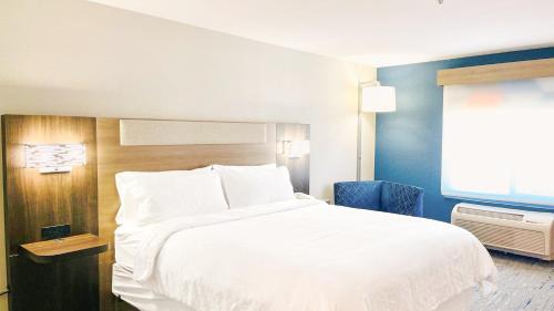 a bedroom with a large white bed and a window at Holiday Inn Express & Suites Frazier Park by IHG in Lebec