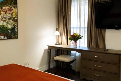 a hotel room with a desk and a window at Super Bowl 2024 Las Vegas Apartment in Las Vegas