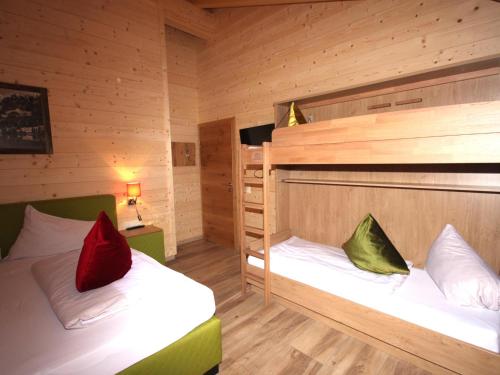 pokój z dwoma łóżkami piętrowymi w kabinie w obiekcie Kaprun Lodge - R w Kaprunie