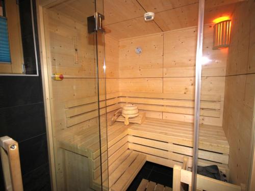 eine Holzsauna mit einer Bank in der Mitte in der Unterkunft Kaprun Lodge - XL in Kaprun