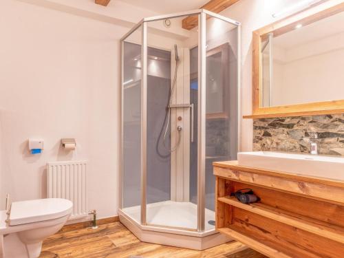 uma casa de banho com um chuveiro, um WC e um lavatório. em Pension Blaiken L em Scheffau am Wilden Kaiser