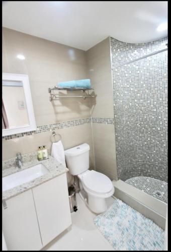 uma casa de banho com um WC, um lavatório e um chuveiro em 1 Stylish SoBe Condo 1/2 Block From The Beach!!! em Miami Beach