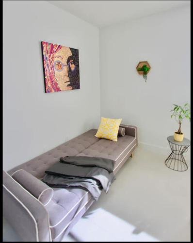 uma cama num quarto com uma pintura na parede em 1 Stylish SoBe Condo 1/2 Block From The Beach!!! em Miami Beach
