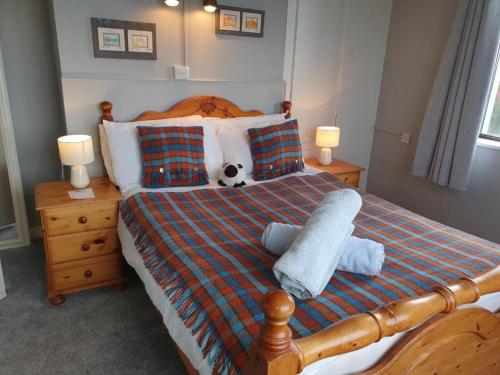 een slaapkamer met een bed met een knuffeldier erop bij The Ramblers Rest B&B in Doolin
