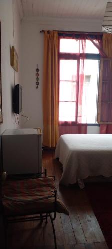 um quarto com 2 camas e uma janela em Hostal María Luisa Bombal em Viña del Mar