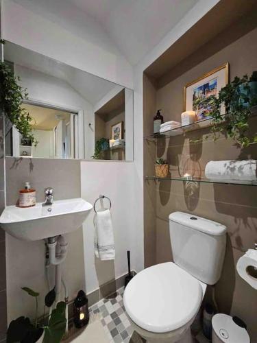 een badkamer met een wit toilet en een wastafel bij West Kensington flat, balcony in Londen