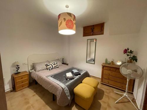 1 dormitorio con 1 cama, 1 silla y 1 lámpara en Apartamento cuco Finestrat, en Finestrat