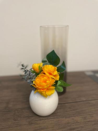 a white vase with flowers in it on a table at Apartamento en Ecovivienda Fase 2 Tegucigalpa in Tegucigalpa