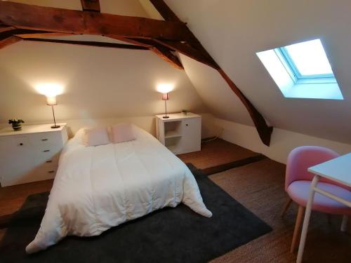 um quarto com uma cama branca e uma janela em Gîte Cossé-le-Vivien, 5 pièces, 8 personnes - FR-1-600-113 em Cossé-le-Vivien