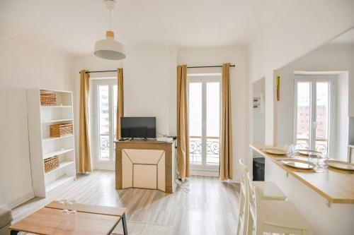 une cuisine et un salon avec une table et des chaises dans l'établissement Le Schuman - Appart 1 ch proche Panier Vieux-Port, à Marseille