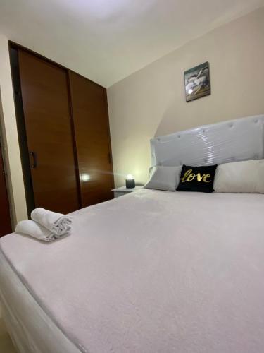 En eller flere senge i et værelse på Seguridad y tranquilidad apartamento de 3 camas y 3 habitaciones!!