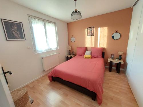 um quarto com uma cama com um cobertor vermelho e uma janela em LE CHIC ETHNIC DREUX 52m2 - 50 MIN DE PARIS - PARKING GRATUIT em Dreux