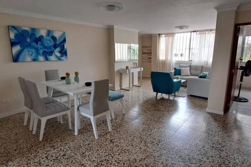 uma sala de estar com uma mesa e cadeiras e um sofá em Lovely 3 bedroom rental unit. 4th floor. em Barranquilla