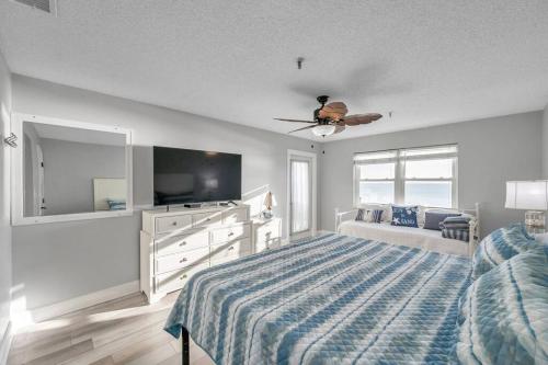 - une chambre avec un lit et une télévision à écran plat dans l'établissement Newly Renovated Condo on Maderia Beach, à St. Pete Beach