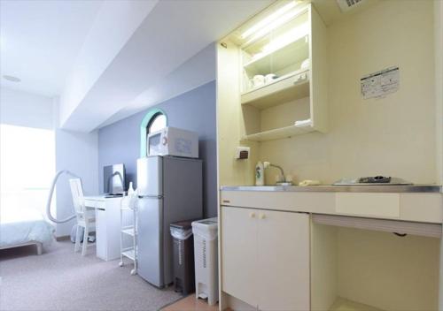 uma cozinha com um frigorífico branco e uma mesa em Hirojo Building 203,303,403,603,703 - Vacation STAY 15419 em Tóquio