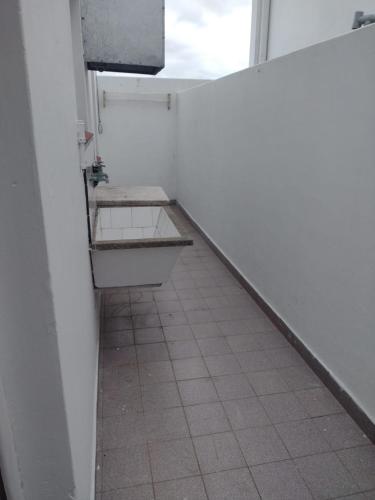 baño con 2 lavabos y suelo de baldosa en Departamento en Zona Unzue en Mar del Plata