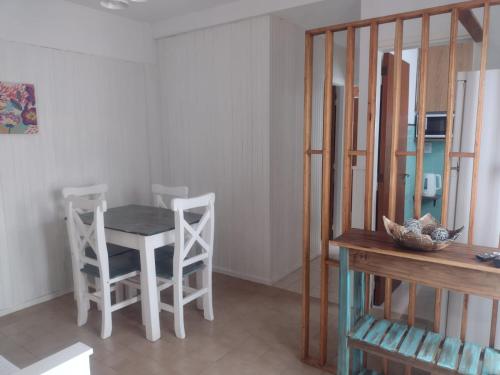 una cucina con tavolo e sedie in una stanza di Departamento en Zona Unzue a Mar del Plata