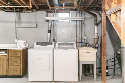 deux lave-linge installés côte à côte dans une pièce dans l'établissement 3/1.5 charmer near ND Campus!, à South Bend