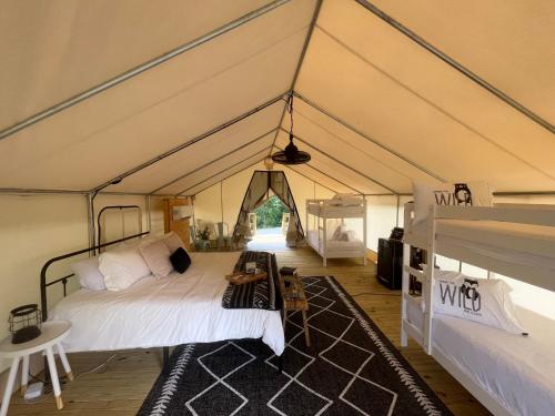 1 dormitorio en una tienda de campaña con 1 cama y 1 alfombra en Luxury Spacious Glamping with Lake View, en Delta