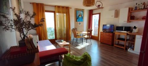 een woonkamer met een bank en een tafel bij Guest House Yemanja in Narbonne