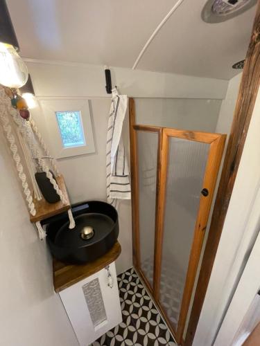 BUS - Tiny home - 1980s classic with off grid elegance