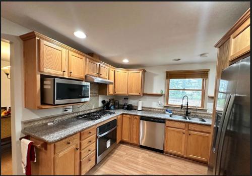 Η κουζίνα ή μικρή κουζίνα στο Home in Hudson