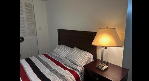 Ένα ή περισσότερα κρεβάτια σε δωμάτιο στο Home in Hudson